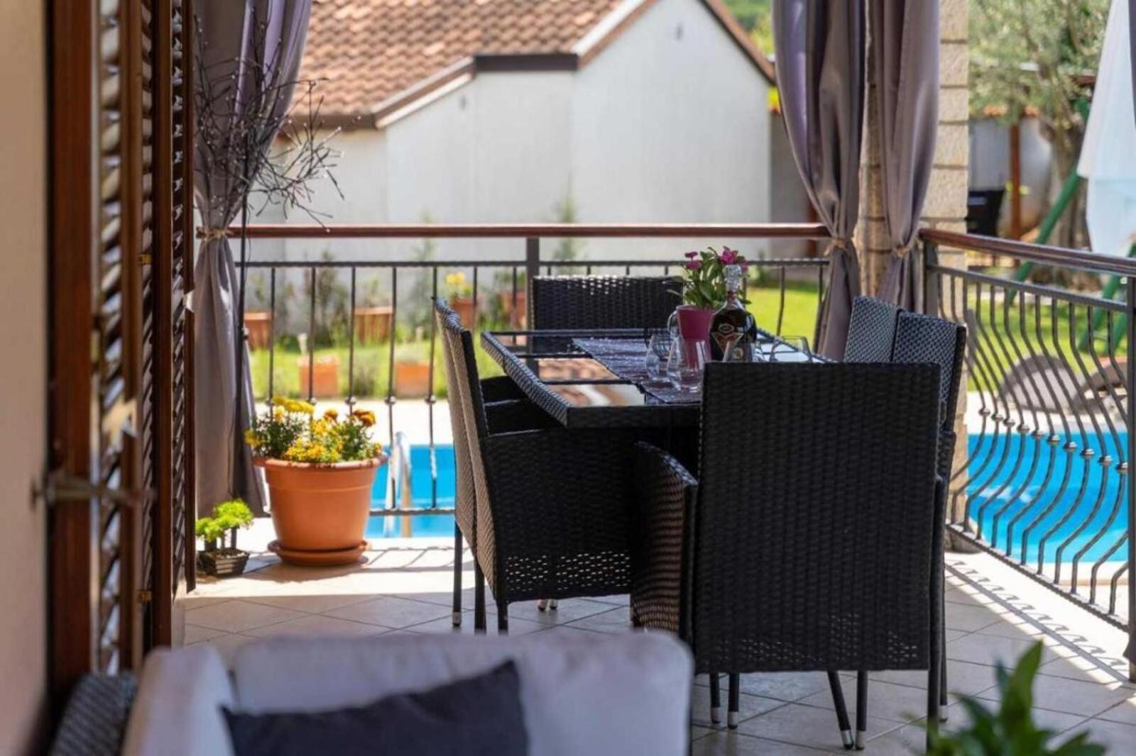 Mia & Iva For 6 2 People Near With Private Pool & Kids Playground - Pet Friendly Villa *