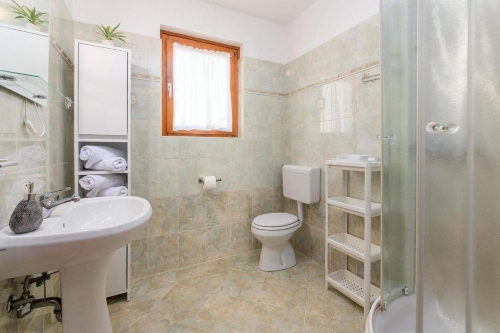 Mia & Iva For 6 2 People Near With Private Pool & Kids Playground - Pet Friendly *