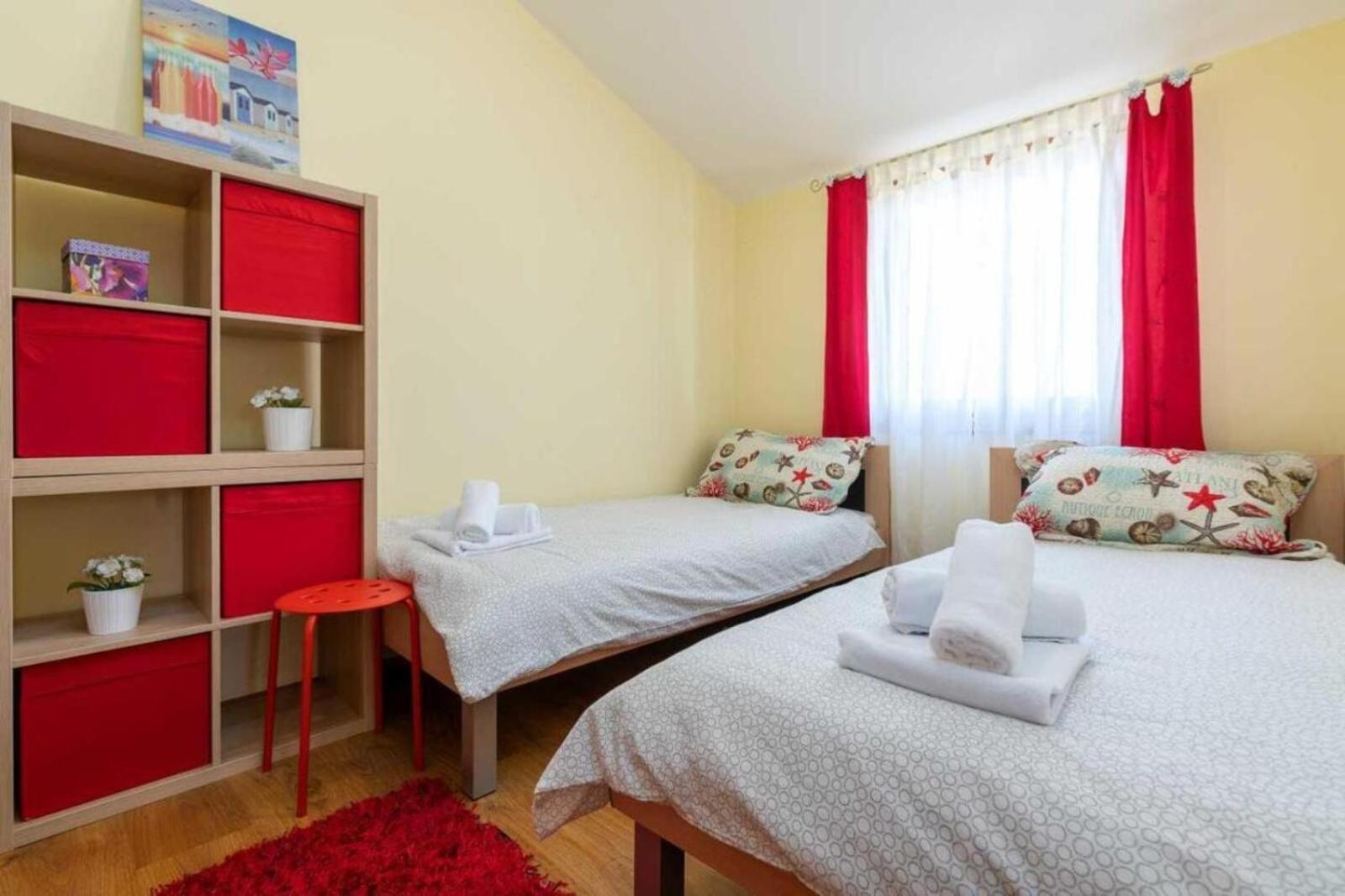 Mia & Iva For 6 2 People Near With Private Pool & Kids Playground - Pet Friendly