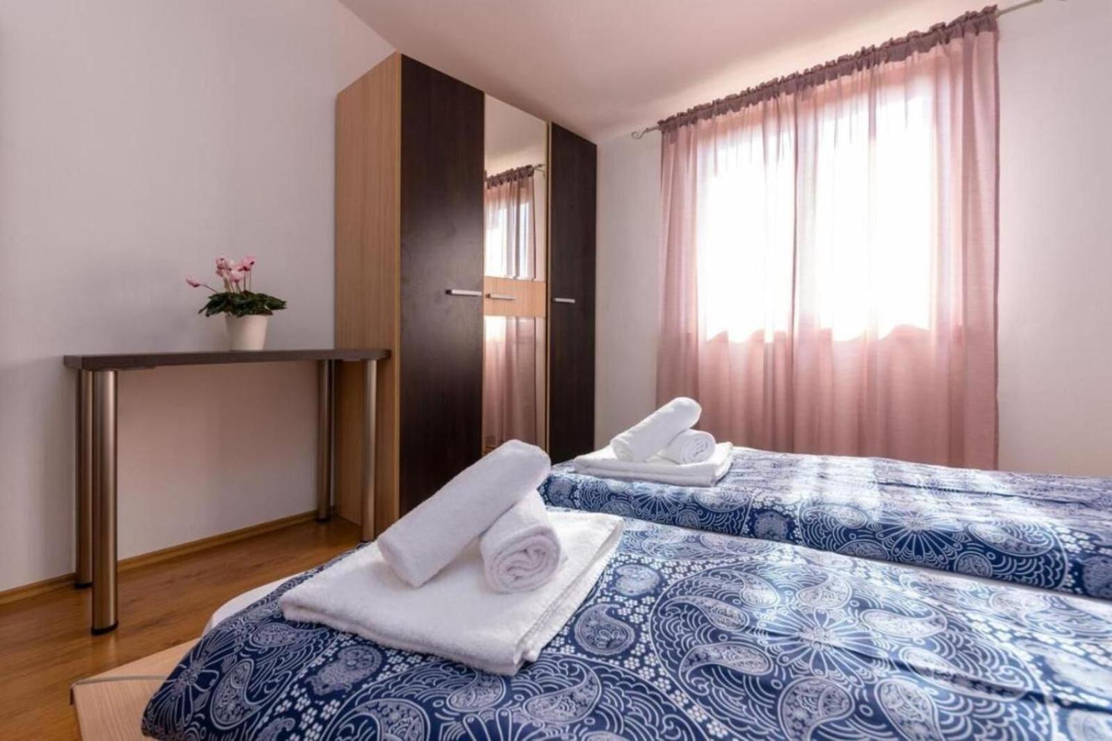 Villa Mia & Iva For 6 2 People Near With Private Pool & Kids Playground - Pet Friendly