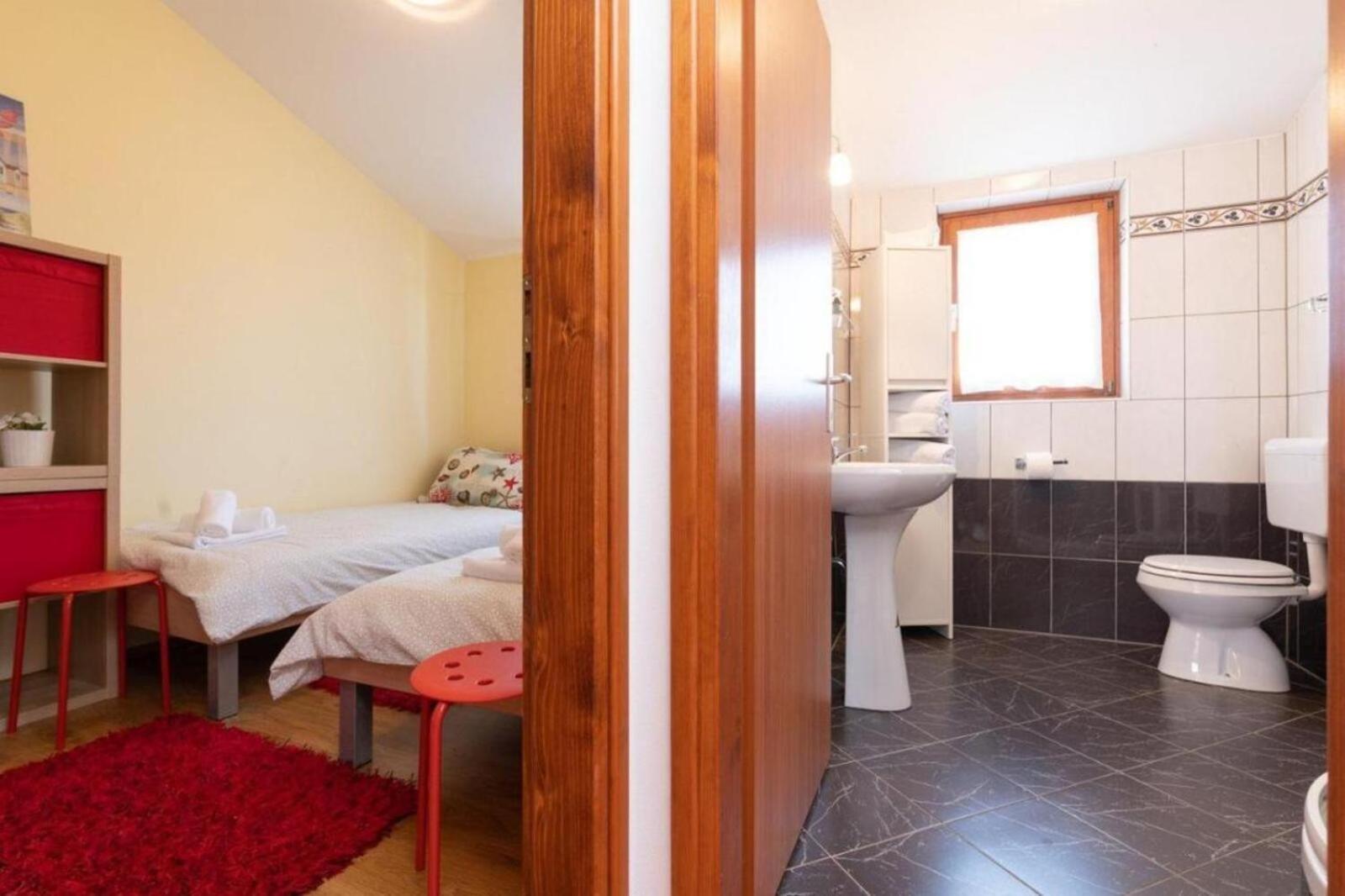 Mia & Iva For 6 2 People Near With Private Pool & Kids Playground - Pet Friendly *