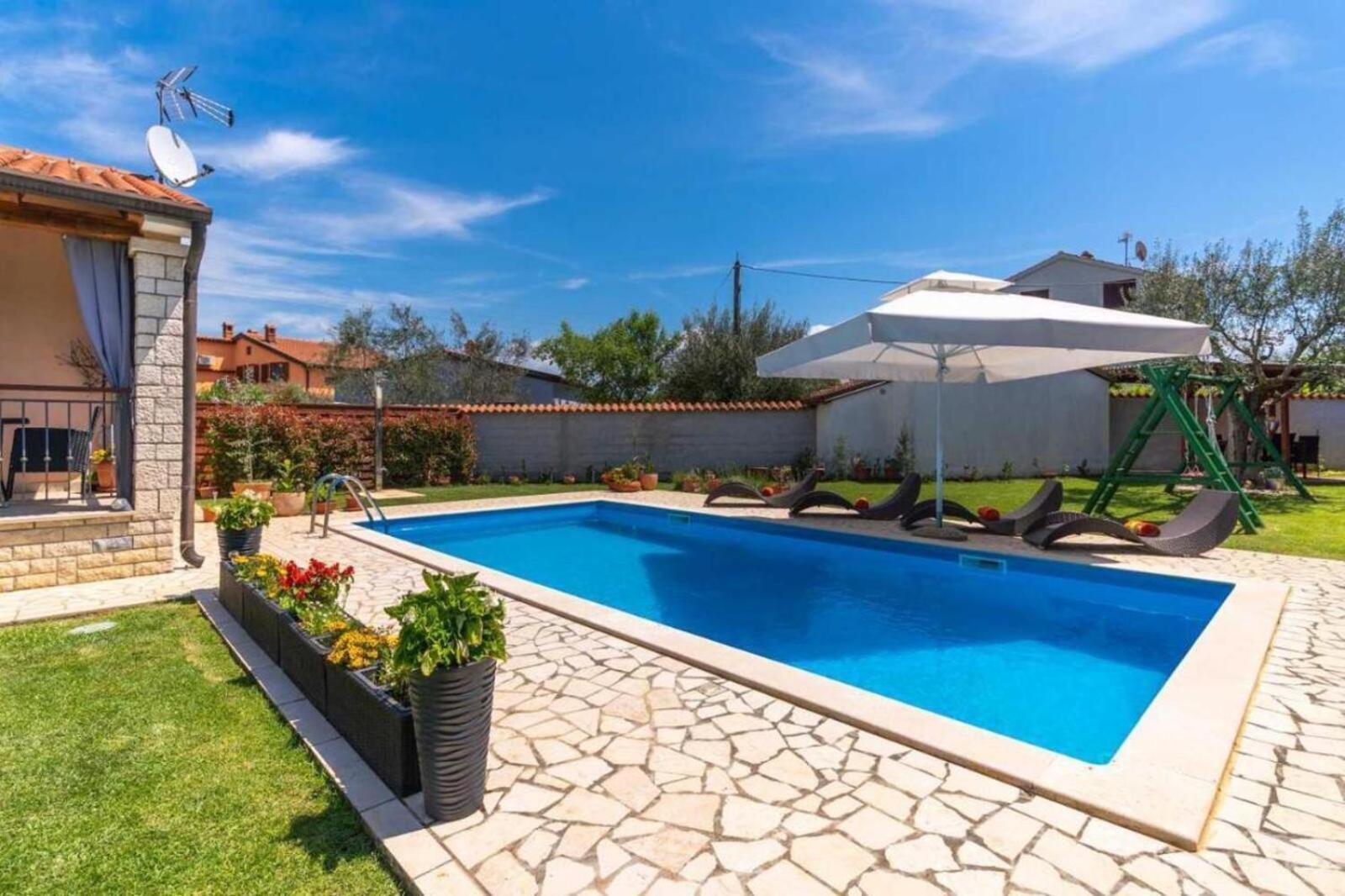 Mia & Iva For 6 2 People Near With Private Pool & Kids Playground - Pet Friendly *