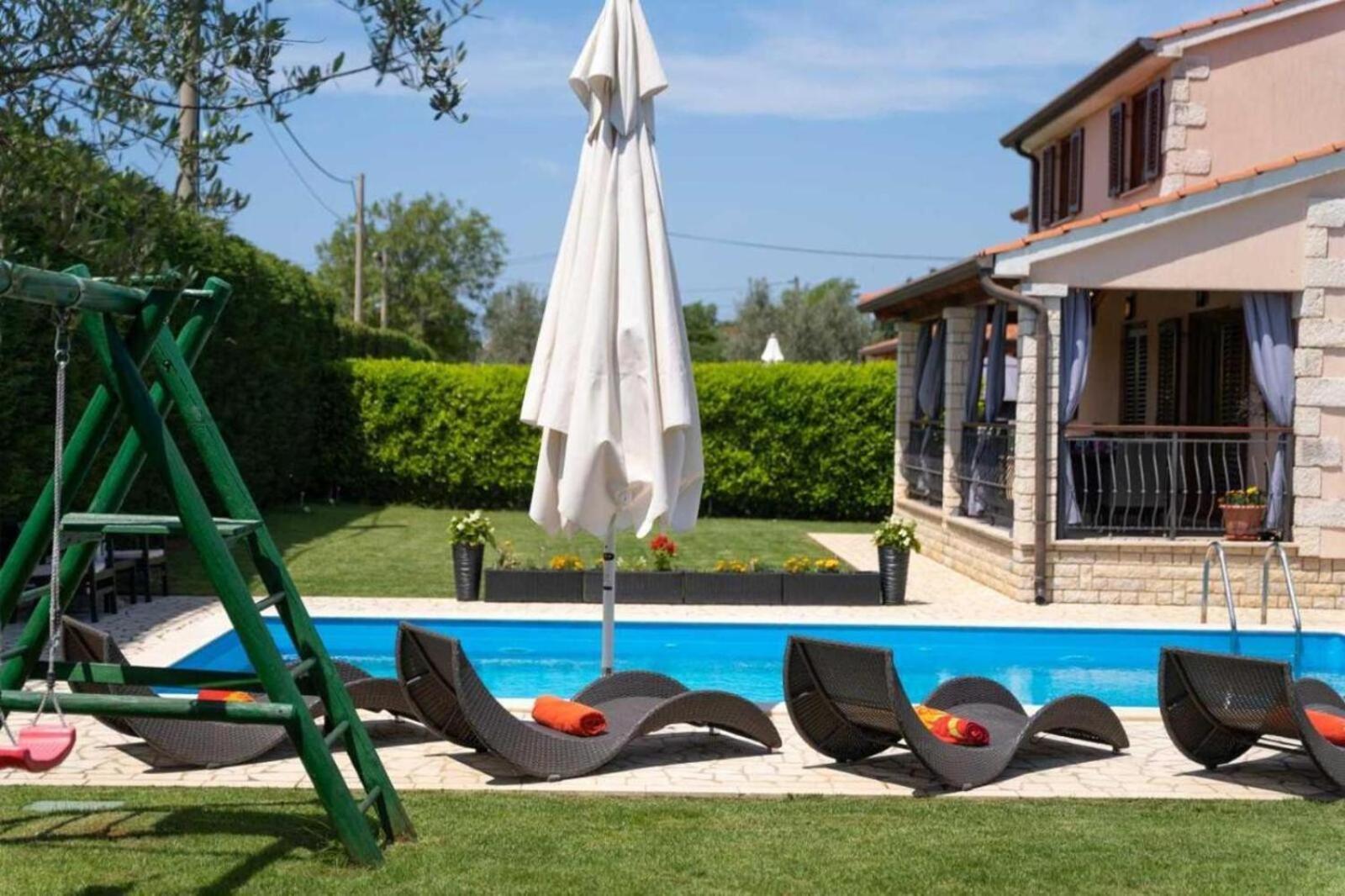 Mia & Iva For 6 2 People Near With Private Pool & Kids Playground - Pet Friendly Poreč