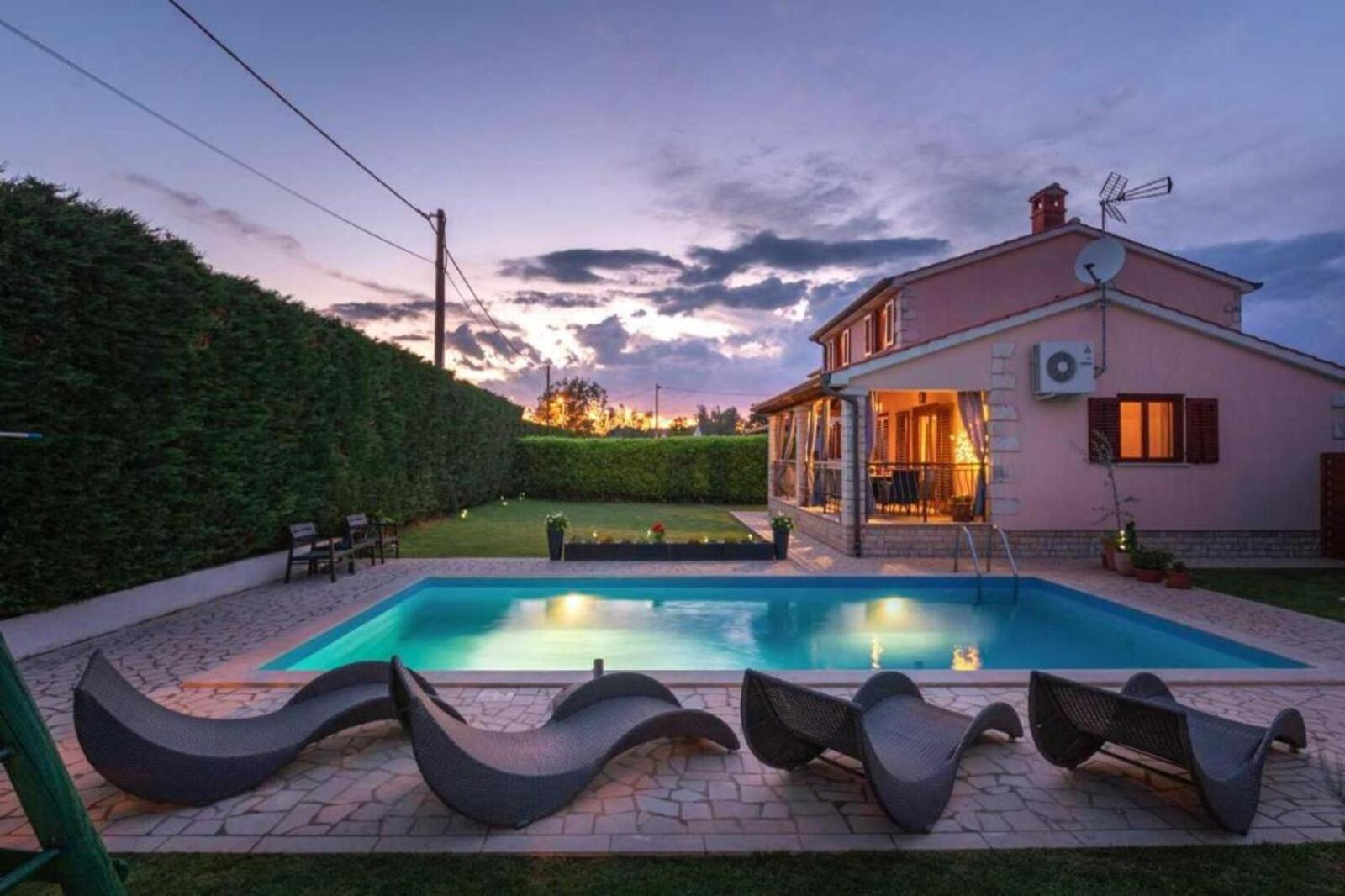 Mia & Iva For 6 2 People Near With Private Pool & Kids Playground - Pet Friendly Villa