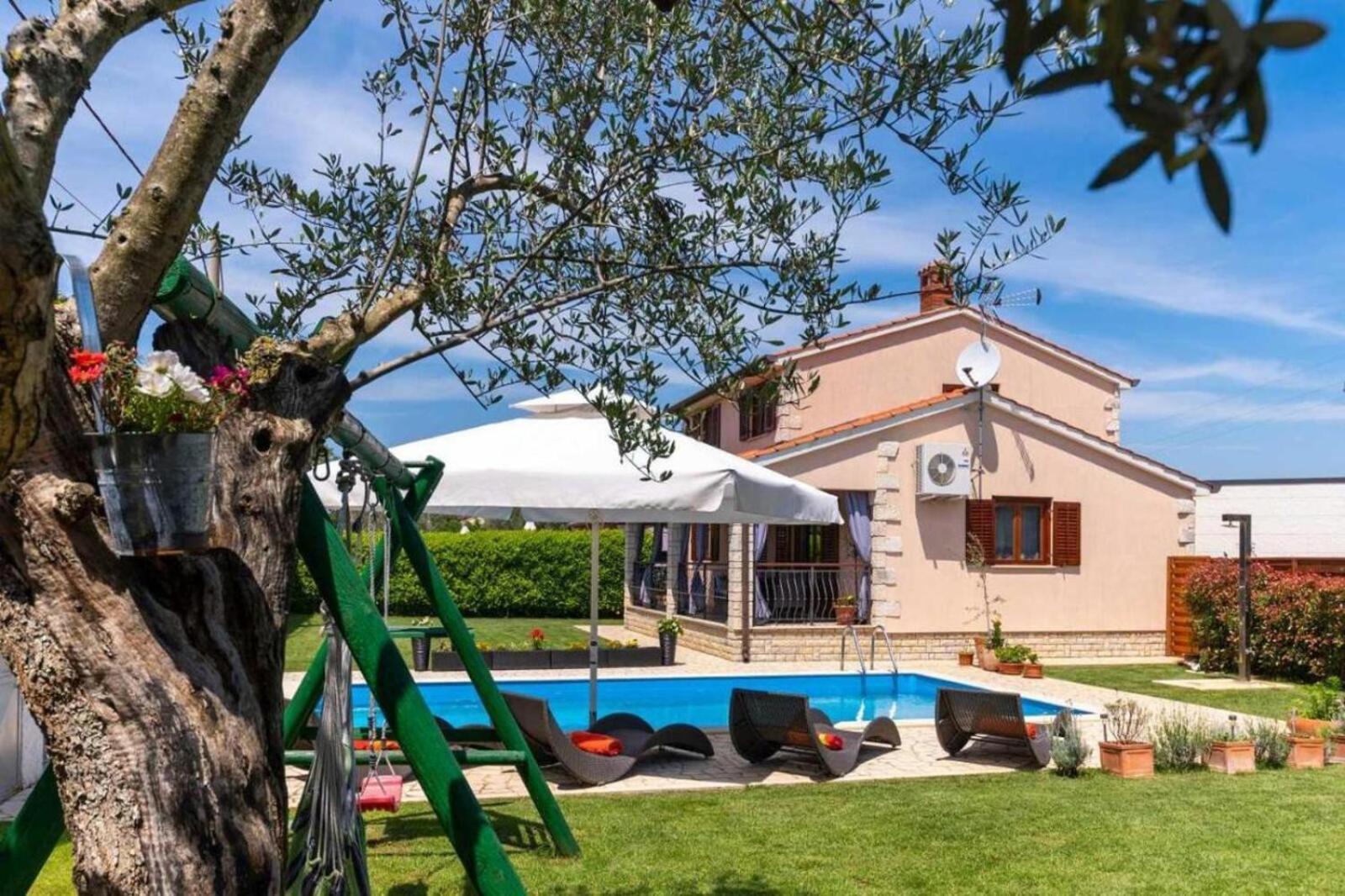 Mia & Iva For 6 2 People Near With Private Pool & Kids Playground - Pet Friendly Villa *