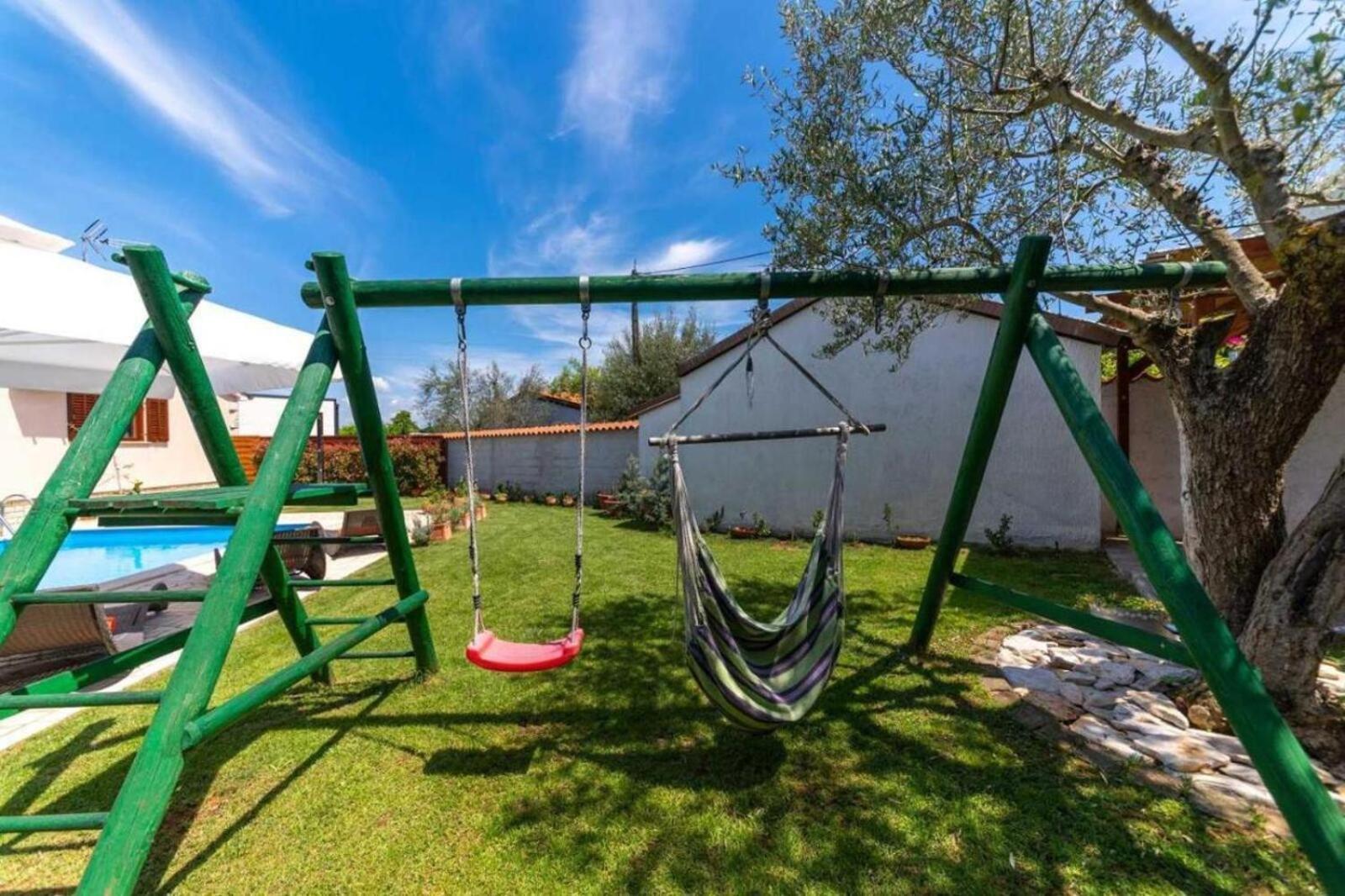 Mia & Iva For 6 2 People Near With Private Pool & Kids Playground - Pet Friendly Villa Poreč